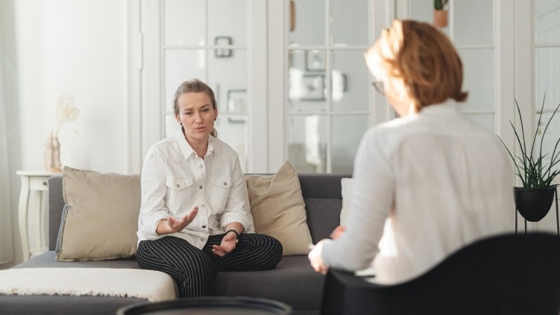 Une experte utilisant la numérologie en coaching