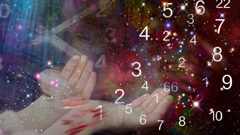 Une personne qui essaye d'apprendre la numérologie