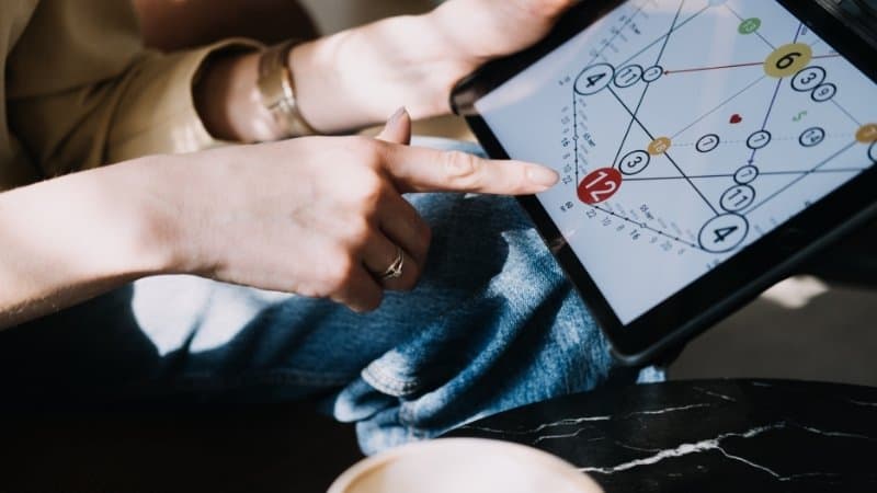 Une personne qui veut apprendre la numérologie